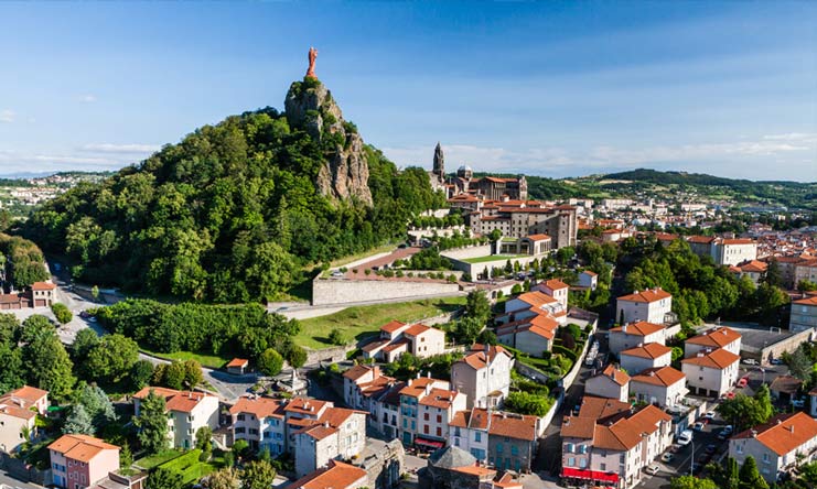 Les apparitions de Marie au Puy-en-Velay fondent le plus grand sanctuaire marial de la chrétienté médiévale